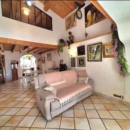 Hébergement de vacances La Bergerie, Maison T3 Avec Piscine *